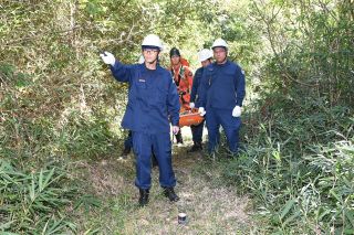 クマ念頭に山岳救助訓練　真庭署と市消防本部