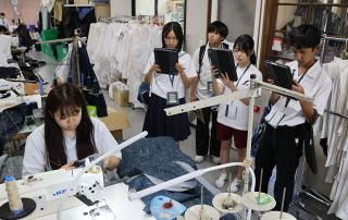 地元企業の魅力を動画で発信　井原中３年生が撮影、ショート動画にして秋に公開