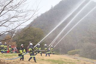 火災現場の貝殻山で消防訓練　岡山・大規模山林火災から１年