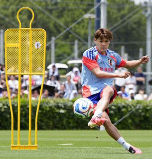 サッカーＷ杯代表・上田綺世、佐野海舟ら練習　ミニゲームで汗、鈴木唯も参加