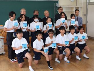 ロシアの子ども救出の茅原船長　笠岡東ＲＣが児童書を製作、３市町の小学６年に寄贈