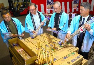 太く白い「連島ごぼう」出発式　関係者が安定供給を祈願