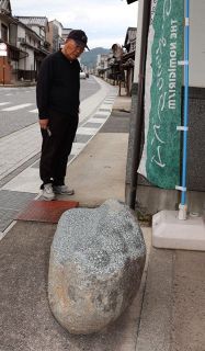 矢掛商店街周辺で「石めぐり」　「座」テーマの石彫や水石展示