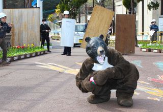 園内うろつく“凶暴なクマ”捕獲　池田動物園で脱走を想定し訓練