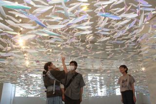 海や雨をモビールで表現　瀬戸内市立美術館 小松宏誠展開幕
