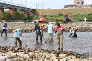 旭川にアユ産卵場造成　岡山県水産研と南部漁協、漁獲量回復向け調査