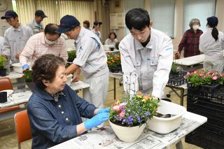 寄せ植えの作り方指導　瀬戸南高生が初の講座