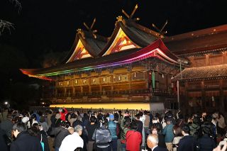 吉備津神社本殿・拝殿をライトアップ　再建６００年の節目祝い点灯式