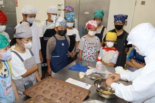 マドレーヌ作り学ぶ 里庄の小中学生　サンラヴィアンで体験講座