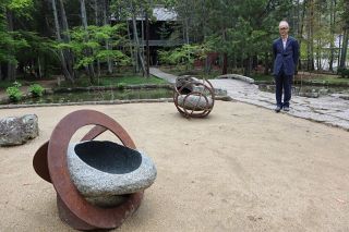 庭園に溶け込む立体や備前焼　岡山・曹源寺 作家２１人美術展