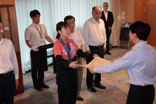 面手選手に岡山県スポーツ特別顕賞授与　世界卓球女子団体銀