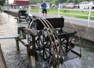 涼しげ水車の音 倉敷・祐安地区　１６基 リズム刻み米作り支える
