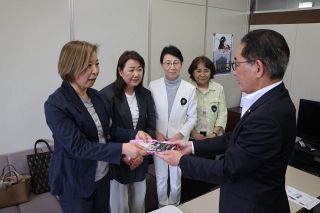 女子の健やかな成長を　ソロプチ玉野 市教委に生理用品贈る　