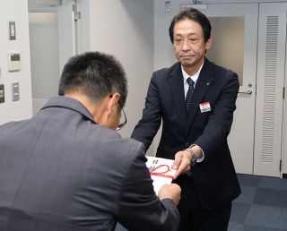 子ども食堂支援で岡山県に５０万円　「ごうぎん麦の会」が寄付
