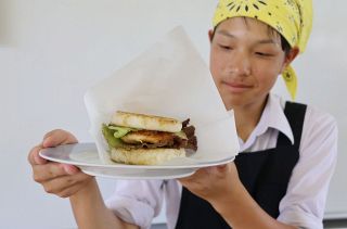 津山 加茂・阿波地区の魅力発信へ　加茂中３年生がライスバーガー考案 １４日の祭りで販売