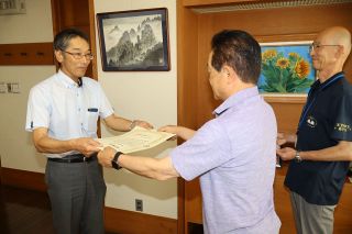 羽骨折のコウノトリ救出で感謝状贈呈　浅口・小坂東地区、県が治療し飼育
