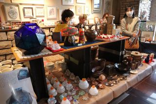 ガラスや木工 多彩２０００点　岡山で作家グループ ２６日まで慈善展