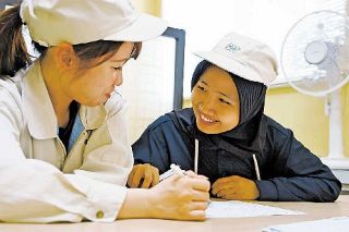 【岡山「２．０」人口減少の先に】第５部ダイバーシティー　（１１）外国人材の定着　交換日記や「平等に評価」　　　