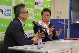岸田敏志さんスマホ申告ＰＲ　真庭出身 久世税務署一日署長