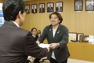 吉備中央 教育現場でＡＩ活用を　ＤＸフェロー 小出さんに委嘱