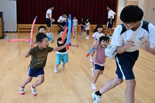 ボウリングやパズル 楽しく園児と交流　美作・大原中３年生 こども園で保育学習