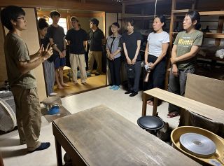 備前焼作家志す若者を工房へ　陶友会青年部が見学会