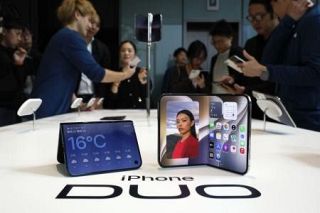 ｉＰｈｏｎｅ初の折り畳み式発売　３６万円から、アップルで初めて