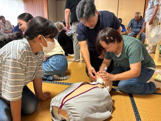 自主防災組織が心肺蘇生法学ぶ　吉備中央、岡山大医師招く