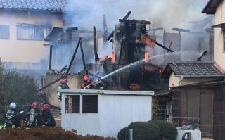 玉野市で民家全焼　けが人なし