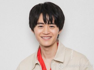 鈴鹿央士、芸能界デビューのきっかけは“広瀬すず”の一言だった　エキストラで映画撮影に参加した後に「体育館の裏で名刺を渡されて…」