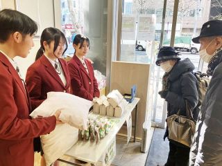 自前綿花のクッション 東京で販売　興陽高生、ＣＦで大勢が旅費支援