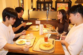 食事しながら若手社員と学生交流　イオン岡山で就活バイキング