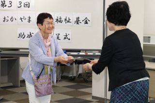 精神障害者支援の９団体助成　みずほ信託銀岡山支店が贈呈式