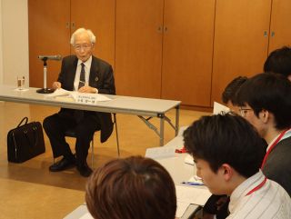 田中角栄元首相秘書官の小長さん講演　リーダーの資質など語る