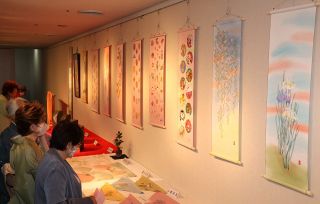 岡山で手描友禅染色作品展　華やかなタペストリーや風呂敷