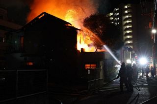 民家全焼 住民男性が軽傷　岡山・北区