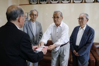 津山市議ＯＢ会 会員高齢化で解散　運営資金を市社協に寄付