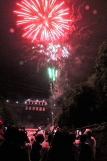 ＪＯ１豆原さん誕生日祝い花火　湯原温泉街でファン有志