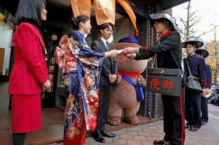 年賀状、いざ新春の街へ　東京・新宿郵便局で出発式