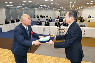 山陽新聞体育賞贈呈式 青学大野球部の安藤監督ら２団体７個人たたえる 