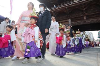 西大寺観音院一帯で稚児入練供養　子どもたちの健やかな成長願う