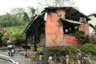 岡山で倉庫と軽トラ全焼　１人けが