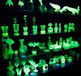 緑の蛍光色に輝くウランガラス100点以上 富山、半世紀収集分を展示