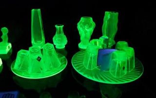 緑の蛍光色に輝くウランガラス100点以上 富山、半世紀収集分を展示