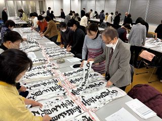 奔放で生き生きとした作品そろう　岡山県児童生徒新春競書大会１次審査　 約６２００人が席上揮毫（来年２月）へ