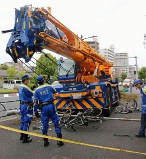 クレーン車歩道に、４人けが　東京・葛飾、６０代の運転手逮捕