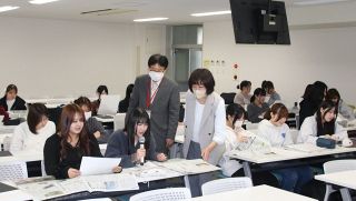 新聞活用し文章構成学ぶ      中国短大特別講義スタート ＮＩＢ