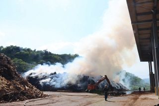 真庭・バイオマス集積工場で火災　鎮火まで数日要する見込み
