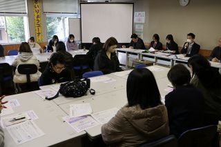 山田小保護者 不安の声　玉野市教委 学校再編で説明会