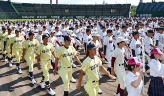 全てを懸け熱い試合を 高校野球岡山大会開会式　５４チームが胸張り行進